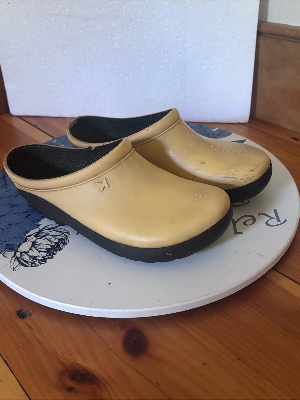 Sloggers Pale Yellow Slip-On Garden Shoes Women’s Size 6